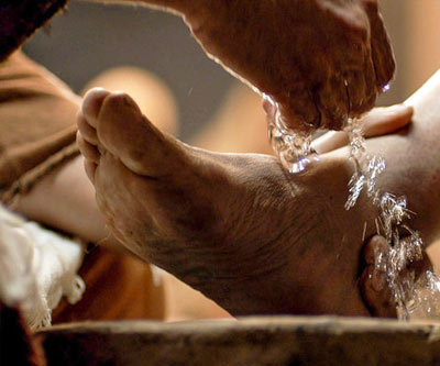 Un lavado de pies que limpia el corazón mismo